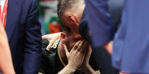 Συγκινητική στιγμή: Ο Σάρας παρηγόρησε τον Παπαγιάννη που ξέσπασε σε κλάματα Συγκινητική στιγμή: Ο Σάρας παρηγόρησε τον Παπαγιάννη που ξέσπασε σε κλάματα