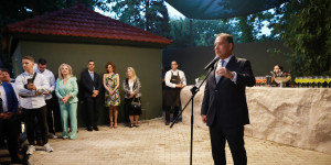 Άρον άρον αποχώρησε η έδρα για να γλιτώσει από τα χειρότερα Άρον άρον αποχώρησε η έδρα για να γλιτώσει από τα χειρότερα