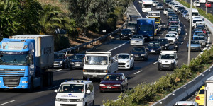 Όλοι οι δρόμοι οδηγούν... σε μποτιλιάρισμα: Η έξοδος του Αγίου Πνεύματος παραλύει την Αθήνα Όλοι οι δρόμοι οδηγούν... σε μποτιλιάρισμα: Η έξοδος του Αγίου Πνεύματος παραλύει την Αθήνα