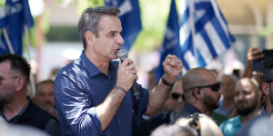 Ο Μητσοτάκης στο Αλιβέρι για το «πράσινο αποτύπωμα» Ο Μητσοτάκης στο Αλιβέρι για το «πράσινο αποτύπωμα»