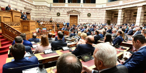 Η ώρα της αγωνίας για τις 151 «γαλάζιες» ψήφους κατά Καραμανλή Η ώρα της αγωνίας για τις 151 «γαλάζιες» ψήφους κατά Καραμανλή