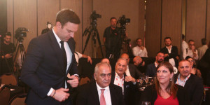 Ζωή - Στέφανος: Γέλια, καλή διάθεση, μείωση φόρων, διαγραφή χρεών, κατάργηση πλειστηριασμών... Ζωή - Στέφανος: Γέλια, καλή διάθεση, μείωση φόρων, διαγραφή χρεών, κατάργηση πλειστηριασμών...