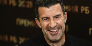 Φίλοι της Μπαρτσελόνα αποκάλεσαν προδότη τον Φίγκο και εκείνος τους έδειξε τα γεννητικά του όργανα Φίλοι της Μπαρτσελόνα αποκάλεσαν προδότη τον Φίγκο και εκείνος τους έδειξε τα γεννητικά του όργανα