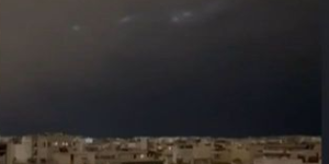 Μυστηριώδη φωτεινά σημεία στον ουρανό της Αττικής - Το απόκοσμο βίντεο έβαλε «φωτιά» στα social Μυστηριώδη φωτεινά σημεία στον ουρανό της Αττικής - Το απόκοσμο βίντεο έβαλε «φωτιά» στα social