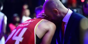 Συγκλονιστικός Σπανούλης - Τι ψιθύρισε στο αυτί του δακρυσμένου Φουρνιέ Συγκλονιστικός Σπανούλης - Τι ψιθύρισε στο αυτί του δακρυσμένου Φουρνιέ