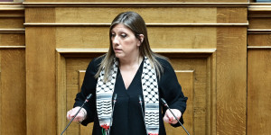 Με παλαιστινιακή μαντίλα στους ώμους η Ζωή Κωνσταντοπούλου στη Βουλή- «Ντρέπομαι για τον Μητσοτάκη» Με παλαιστινιακή μαντίλα στους ώμους η Ζωή Κωνσταντοπούλου στη Βουλή- «Ντρέπομαι για τον Μητσοτάκη»