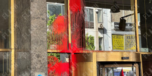 Συγκέντρωση του ΠΑΜΕ για την Παλαιστίνη στην Ομόνοια: Πέταξαν μπογιές σε ξενοδοχείο Συγκέντρωση του ΠΑΜΕ για την Παλαιστίνη στην Ομόνοια: Πέταξαν μπογιές σε ξενοδοχείο
