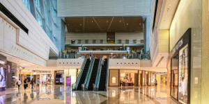 Ο λαός στις λαϊκές, οι τουρίστες στα πολυτελή: Διχασμένο το ελληνικό λιανεμπόριο Ο λαός στις λαϊκές, οι τουρίστες στα πολυτελή: Διχασμένο το ελληνικό λιανεμπόριο