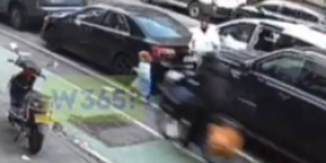 Βίντεο σοκ: Η στιγμή που 3χρονο κοριτσάκι παρασύρεται από ηλεκτρικό ποδήλατο - «Γλίτωσε από θαύμα» Βίντεο σοκ: Η στιγμή που 3χρονο κοριτσάκι παρασύρεται από ηλεκτρικό ποδήλατο - «Γλίτωσε από θαύμα»