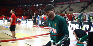 Νεαροί «ερυθρόλευκοι» παίκτες μοίραζαν μπάλες στους «πράσινους» στη προθέρμανση Νεαροί «ερυθρόλευκοι» παίκτες μοίραζαν μπάλες στους «πράσινους» στη προθέρμανση