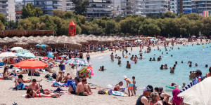 Άγιου Πνεύματος: Όσοι έμειναν πίσω βρήκαν «καταφύγιο» στη θάλασσα - Χαμός στις παραλίες της Αττικής Άγιου Πνεύματος: Όσοι έμειναν πίσω βρήκαν «καταφύγιο» στη θάλασσα - Χαμός στις παραλίες της Αττικής