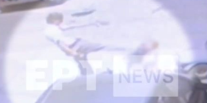 Εξάρχεια: Καρέ - καρέ η άγρια επίθεση σε ηλικιωμένη από 37χρονο - Την έριξε κάτω και την κλωτσούσε Εξάρχεια: Καρέ - καρέ η άγρια επίθεση σε ηλικιωμένη από 37χρονο - Την έριξε κάτω και την κλωτσούσε