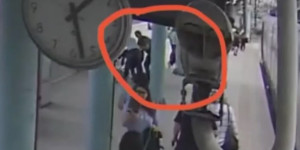 Αχαρνές: «Μιλούσα στο κινητό, της λέω έβγαλε μαχαίρι» - Η 29χρονη περιγράφει τον τρόμο που βίωσε Αχαρνές: «Μιλούσα στο κινητό, της λέω έβγαλε μαχαίρι» - Η 29χρονη περιγράφει τον τρόμο που βίωσε
