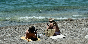 Οι παραλίες της Αττικής υποδέχονται τους λουόμενους: Η μέριμνα για τα ΑμεΑ και η ανάπλαση Οι παραλίες της Αττικής υποδέχονται τους λουόμενους: Η μέριμνα για τα ΑμεΑ και η ανάπλαση