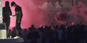 Κάηκε το Παρίσι από τους πανηγυρισμούς- Στα χρώματα της Παρί ο Πύργος του Άιφελ Κάηκε το Παρίσι από τους πανηγυρισμούς- Στα χρώματα της Παρί ο Πύργος του Άιφελ