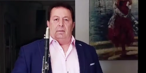 Έπαιζε μόνος του σε μια λαϊκή: Δάκρυα στο διαδίκτυο για τον κλαρινοπαίχτη Roberto Selfo Έπαιζε μόνος του σε μια λαϊκή: Δάκρυα στο διαδίκτυο για τον κλαρινοπαίχτη Roberto Selfo