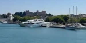 Απίστευτο περιστατικό στη Ρόδο: Θαλαμηγός «καρφώθηκε» με ταχύτητα στον προβλήτα λιμανιού - Βίντεο Απίστευτο περιστατικό στη Ρόδο: Θαλαμηγός «καρφώθηκε» με ταχύτητα στον προβλήτα λιμανιού - Βίντεο