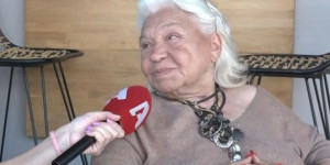 Τιτίκα Στασινοπούλου για Βουγιουκλάκη: «Έκανε ενέσιμες θεραπείες από πρόβατα για να μείνει νέα» Τιτίκα Στασινοπούλου για Βουγιουκλάκη: «Έκανε ενέσιμες θεραπείες από πρόβατα για να μείνει νέα»