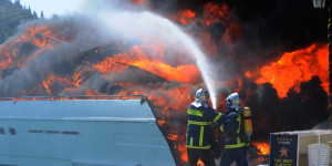 Συναγερμός στο Πόρτο Χέλι: Φωτιά σε θαλαμηγό - Απομακρύνθηκαν οι επιβαίνοντες Συναγερμός στο Πόρτο Χέλι: Φωτιά σε θαλαμηγό - Απομακρύνθηκαν οι επιβαίνοντες