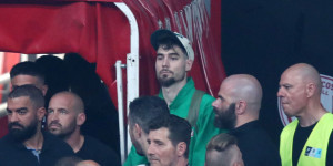 Ο Χουάντσο Ερνανγκόμεθ για την παραμονή του στην απονομή του Ολυμπιακού: «Έτσι έχω μεγαλώσει» Ο Χουάντσο Ερνανγκόμεθ για την παραμονή του στην απονομή του Ολυμπιακού: «Έτσι έχω μεγαλώσει»