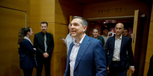 Θα ξεχάσουμε και αυτά που ξέρουμε: «Άγγλος» στα ραντεβού του πλέον ο Τσίπρας Θα ξεχάσουμε και αυτά που ξέρουμε: «Άγγλος» στα ραντεβού του πλέον ο Τσίπρας