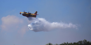 Υπό έλεγχο η φωτιά τώρα στο Λεοντάρι Βοιωτίας - Στη «μάχη» τρια αεροσκάφη Υπό έλεγχο η φωτιά τώρα στο Λεοντάρι Βοιωτίας - Στη «μάχη» τρια αεροσκάφη