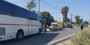 Τροχαίο στην Αρτέμιδα: Σχολικό πούλμαν συγκρούστηκε με ΙΧ - Καλά στην υγεία τους μαθητές και συνοδοί Τροχαίο στην Αρτέμιδα: Σχολικό πούλμαν συγκρούστηκε με ΙΧ - Καλά στην υγεία τους μαθητές και συνοδοί