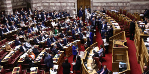 «Είναι κουκλάρα!», «μανεκέν» - Τα κομπλιμέντα που έπιασαν τα... μαρτυριάρικα μικρόφωνα στη Βουλή «Είναι κουκλάρα!», «μανεκέν» - Τα κομπλιμέντα που έπιασαν τα... μαρτυριάρικα μικρόφωνα στη Βουλή