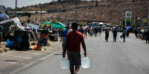 Μύγα που τους τσίμπησε με το προσφυγικό Μύγα που τους τσίμπησε με το προσφυγικό