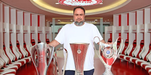 Ο Βαγγέλης Μαρινάκης απέδειξε ότι τα όνειρα υπάρχουν για να γίνονται αληθινά... Ο Βαγγέλης Μαρινάκης απέδειξε ότι τα όνειρα υπάρχουν για να γίνονται αληθινά...