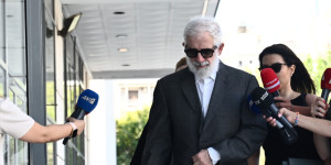 Πέτρος Φιλιππίδης: «Η υπογραφή και η ψήφος σας μπορεί να είναι η σφαίρα που θα με τελειώσει» Πέτρος Φιλιππίδης: «Η υπογραφή και η ψήφος σας μπορεί να είναι η σφαίρα που θα με τελειώσει»