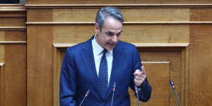 Μητσοτάκης στη Βουλή: «Χυδαία απόπειρα κάποιων να μετατρέψουν ένα δράμα σε πολιτική σκευωρία» Μητσοτάκης στη Βουλή: «Χυδαία απόπειρα κάποιων να μετατρέψουν ένα δράμα σε πολιτική σκευωρία»