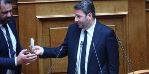 Το... ξεχασμένο μαντιλάκι του Μητσοτάκη Το... ξεχασμένο μαντιλάκι του Μητσοτάκη