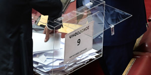 Το μούτρο της κάλπης, οι καταπονημένοι βουλευτές και η… αναζήτηση του Παππά Το μούτρο της κάλπης, οι καταπονημένοι βουλευτές και η… αναζήτηση του Παππά