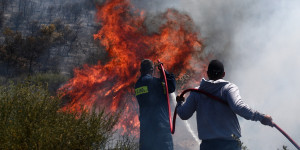 Φωτιά τώρα στην περιοχή Πεντεόρια Φωκίδας - Επιχειρούν 4 εναέρια μέσα Φωτιά τώρα στην περιοχή Πεντεόρια Φωκίδας - Επιχειρούν 4 εναέρια μέσα