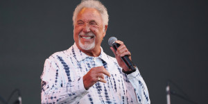 Tom Jones: Ο Sir που θα απολαύσουμε στον Λυκαβηττό (21/6) δεν είναι μόνο "Sex Bomb" Tom Jones: Ο Sir που θα απολαύσουμε στον Λυκαβηττό (21/6) δεν είναι μόνο "Sex Bomb"