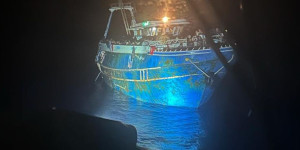 Αγωνιώδης επιχείρηση του Λιμενικού περισυλλογής μεταναστών σε ακυβέρνητο αλιευτικό Αγωνιώδης επιχείρηση του Λιμενικού περισυλλογής μεταναστών σε ακυβέρνητο αλιευτικό