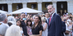 Η εμφάνιση έκπληξη των Φελίπε και Λετίθια σε συναυλία στη Μαδρίτη - Ο κόσμος κοιτούσε ξαφνιασμένος Η εμφάνιση έκπληξη των Φελίπε και Λετίθια σε συναυλία στη Μαδρίτη - Ο κόσμος κοιτούσε ξαφνιασμένος