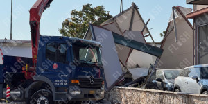 Σοβαρό τροχαίο στο Μενίδι: Βυτιοφόρο εξετράπη και κατέληξε σε μάντρα αυτοκινήτων Σοβαρό τροχαίο στο Μενίδι: Βυτιοφόρο εξετράπη και κατέληξε σε μάντρα αυτοκινήτων