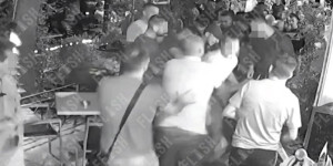 Βίντεο από άγριο ξύλο των χούλιγκαν σε αστυνομικό εκτός υπηρεσίας - Για κακούργημα οι συλληφθέντες Βίντεο από άγριο ξύλο των χούλιγκαν σε αστυνομικό εκτός υπηρεσίας - Για κακούργημα οι συλληφθέντες
