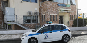 Η ΕΛΑΣ στο «κυνήγι» των 3 ατόμων που διέφυγαν μετά την κινηματογραφική καταδίωξη - Ζημιές σε ΙΧ Η ΕΛΑΣ στο «κυνήγι» των 3 ατόμων που διέφυγαν μετά την κινηματογραφική καταδίωξη - Ζημιές σε ΙΧ