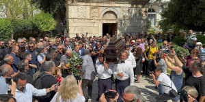 Ρίγη συγκίνησης στη Μητρόπολη για τον Πετρολούκα Χαλκιά - Συνοδεία κλαρίνων η έξοδος με το φέρετρο Ρίγη συγκίνησης στη Μητρόπολη για τον Πετρολούκα Χαλκιά - Συνοδεία κλαρίνων η έξοδος με το φέρετρο