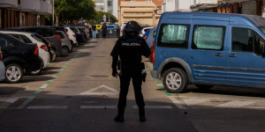 Η στιγμή που Ισπανός αστυνομικός πνίγει με λαβή άνδρα που του έκλεψε το κινητό - Περαστικοί σε σοκ Η στιγμή που Ισπανός αστυνομικός πνίγει με λαβή άνδρα που του έκλεψε το κινητό - Περαστικοί σε σοκ