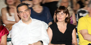 Αλέξης Τσίπρας και Μπέτυ Μπαζιάνα στην πρεμιέρα του «Μόνος με τον Άμλετ» Αλέξης Τσίπρας και Μπέτυ Μπαζιάνα στην πρεμιέρα του «Μόνος με τον Άμλετ»