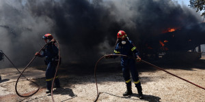 Μεγάλη φωτιά μαίνεται στην Παλαιά Φώκαια: Καίγονται σπίτια - Μπαράζ μηνυμάτων από το 112 Μεγάλη φωτιά μαίνεται στην Παλαιά Φώκαια: Καίγονται σπίτια - Μπαράζ μηνυμάτων από το 112