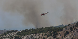Χίος: Μέσα σε καλλιέργειες μαστιχόδεντρων η φωτιά - Συνεχείς αναζωπυρώσεις σε διάφορες εστίες Χίος: Μέσα σε καλλιέργειες μαστιχόδεντρων η φωτιά - Συνεχείς αναζωπυρώσεις σε διάφορες εστίες