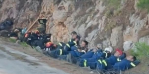 Συγκλονιστική εικόνα στη Χίο: Εξαντλημένοι πυροσβέστες κοιμούνται στον δρόμο μετά την τεράστια μάχη Συγκλονιστική εικόνα στη Χίο: Εξαντλημένοι πυροσβέστες κοιμούνται στον δρόμο μετά την τεράστια μάχη
