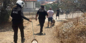 Στιγμές αγωνίας στην Παλαιά Φώκαια λόγω της φωτιάς - Πόρτα-πόρτα αστυνομικοί απομακρύνουν κατοίκους Στιγμές αγωνίας στην Παλαιά Φώκαια λόγω της φωτιάς - Πόρτα-πόρτα αστυνομικοί απομακρύνουν κατοίκους
