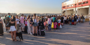 Αναχωρούν τα πλοία από τα λιμάνια - Τέλος η ταλαιπωρία για τους επιβάτες Αναχωρούν τα πλοία από τα λιμάνια - Τέλος η ταλαιπωρία για τους επιβάτες