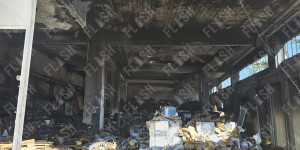 Στάχτη και αποκαΐδια οι αποθήκες ηλεκτρονικών στον Κολωνό - Η μεγάλη καταστροφή στο φως της ημέρας Στάχτη και αποκαΐδια οι αποθήκες ηλεκτρονικών στον Κολωνό - Η μεγάλη καταστροφή στο φως της ημέρας